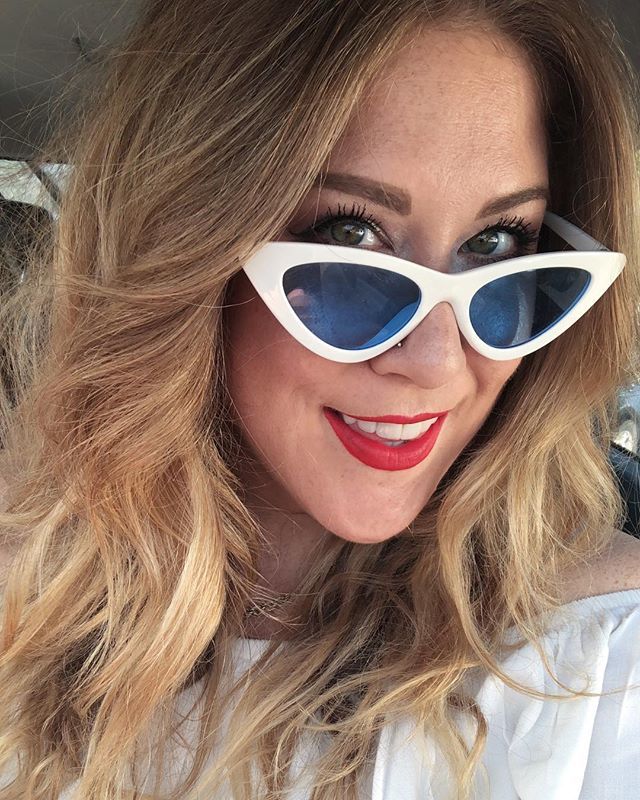 TheAmandaWeiss's tweet photo. Trendy sunglasses: 1 // Amanda: 0 #hadto #amicool #mondayblues 💙 https://t.co/GXAPHgD87l