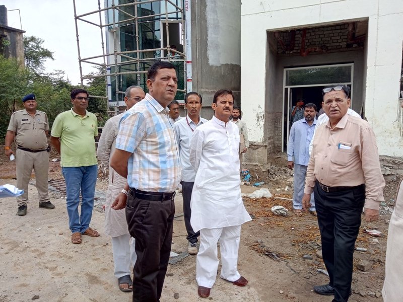 rshuklabjp's tweet photo. रीवा में निर्माणरत सुपर स्पेशलिटी हास्पिटल परिसर के निर्माण कार्यों का जायजा लिया तथा समीक्षा किया। यह अस्पताल विन्ध्य क्षेत्र के हर वर्ग के समुचित एवं सस्ते उपच��र हेतु एक मील का पत्थर साबित होगा। @JPNadda @ChouhanShivraj @BJP4MP @Janardan_BJP @JansamparkMP https://t.co/rob0Z4ZqGn