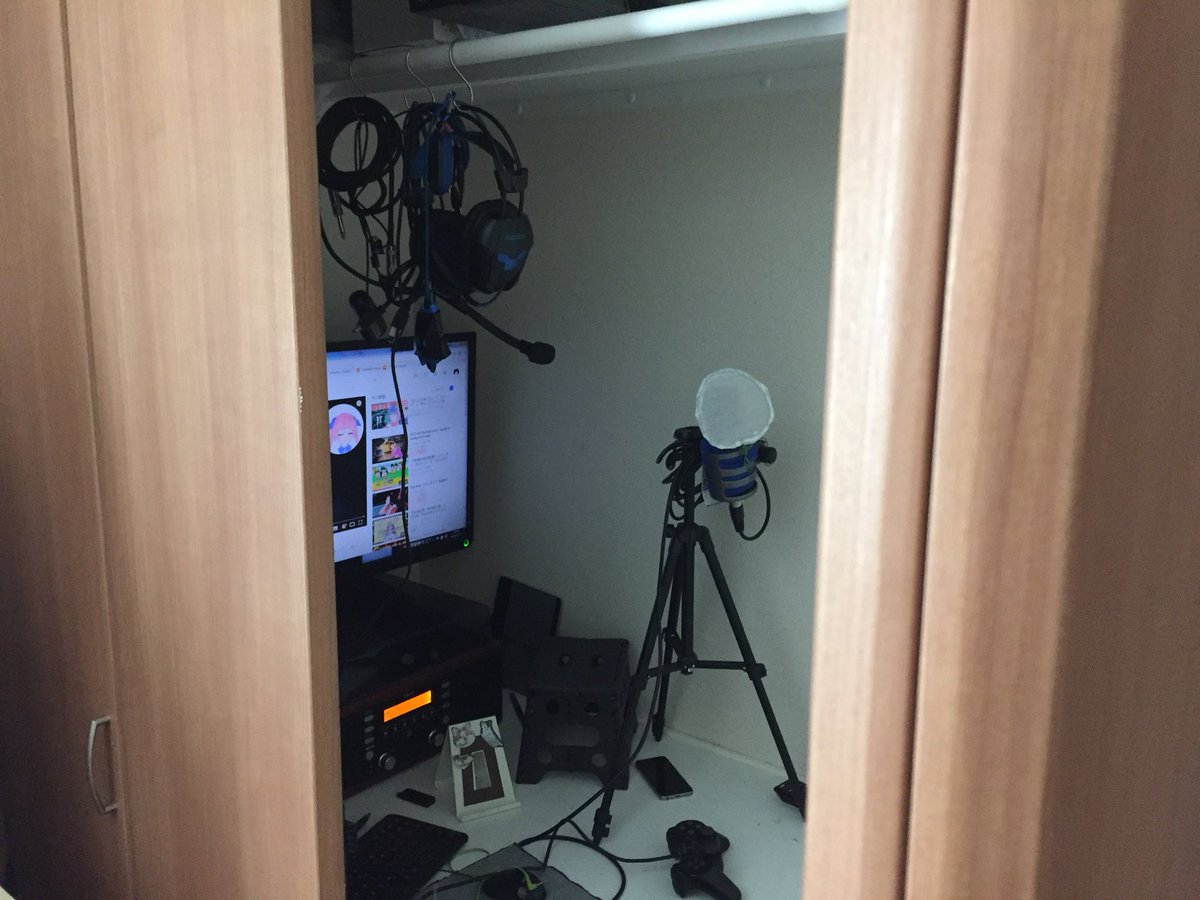 Vtuver 蟹 空想料理店 店長 A Twitter 防音の為クローゼットの中に録音ブースを作りました 胡座 もしくは正座で録音 するんですけど かのperfumeもボーカル録音の際は椅子に座って録るのでこのやり方は正しい
