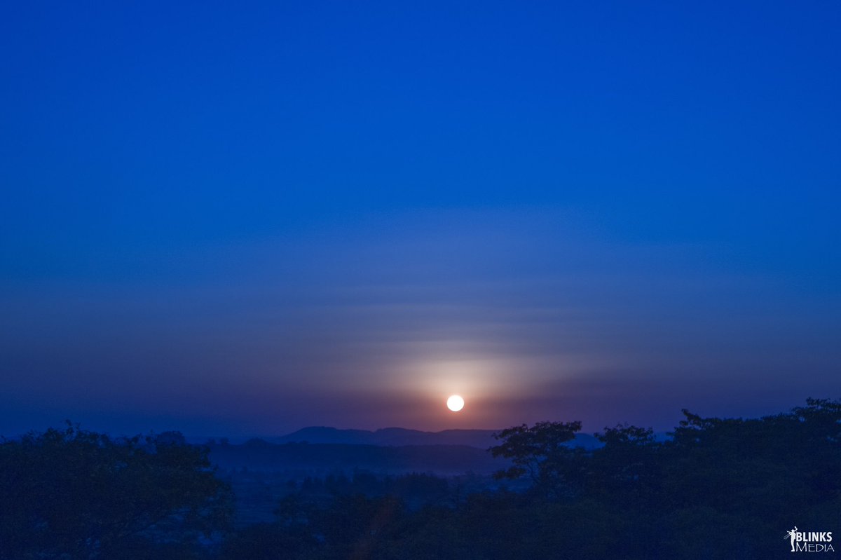 nehemiahlazalo's tweet photo. There's a sunrise and a sunset every single day, and they're absolutely free. Don't miss so many of them. https://t.co/KYl5jWMrWq