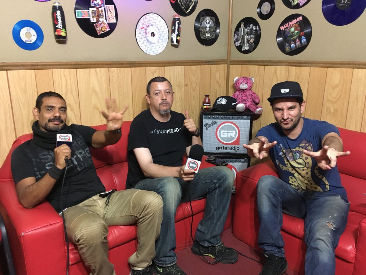 nakedlunchgr's tweet photo. Con los carnales de @CuartoPulso después de una buena charla en @GritaRadioMusic con @baddiux en los controles yeahhh #gritaradio #Nakedlunch #testamosintonizando https://t.co/zo226XeUyM