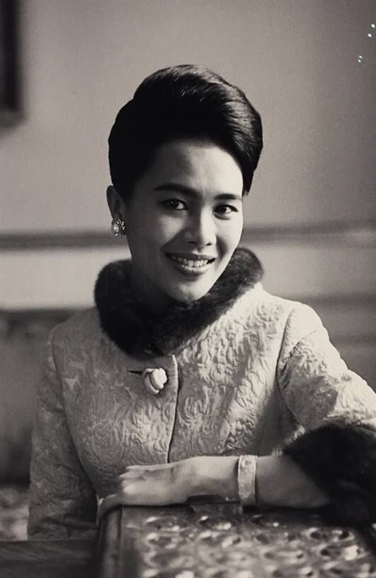 kin9stillonmind's tweet photo. #ภาพถ่ายฝีพระหัตถ์ #ในหลวงรัชกาลที่9 
สมเด็จพระนางเจ้าสิริกิติ์ https://t.co/L8Z6hpMA77