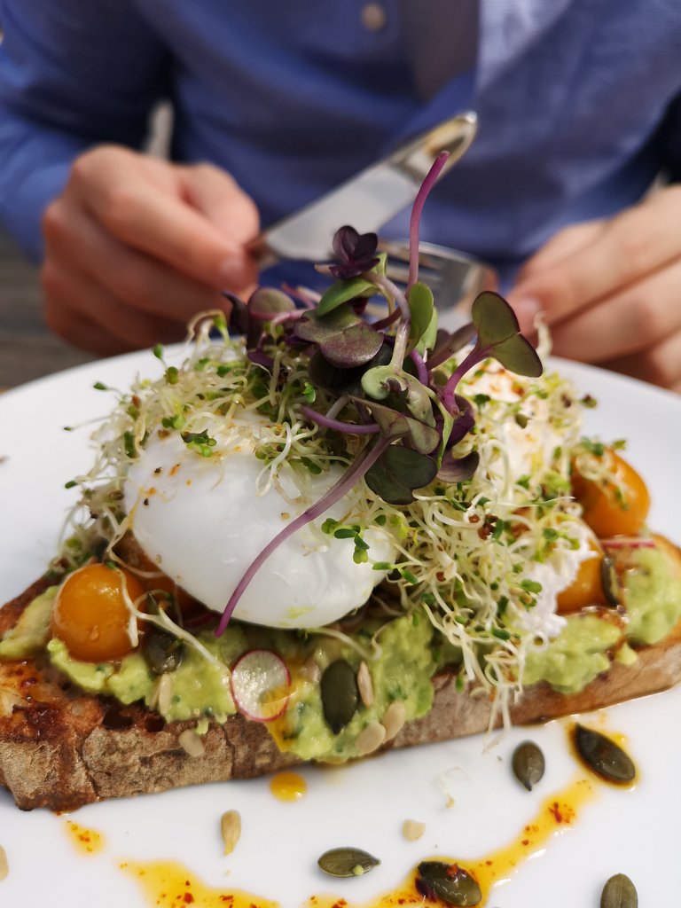 HubHealthHQ's tweet photo. At Hub our team love an #avocado and after the weekend we all agree that @recoverykitchenuk do a pretty decent smashed avocado brunch.

.

#lovelocal #clapham #brunch #nationalavocadoday  #nourish #rest #recover #hubhealth #healthylifestyle #healthychoices #360healthandfitness https://t.co/FH9mXSwCEW