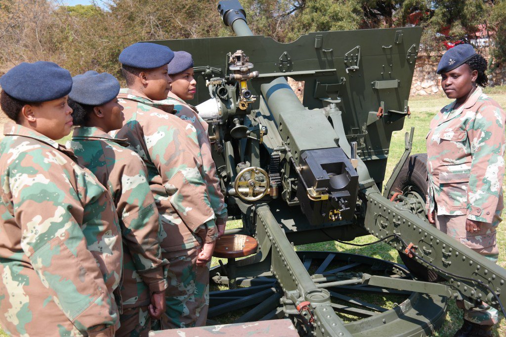 unimediapro's tweet photo. General Shoke Salutes Women in SANDF https://t.co/A7hvMFVQUG https://t.co/fmAXKXDnhi