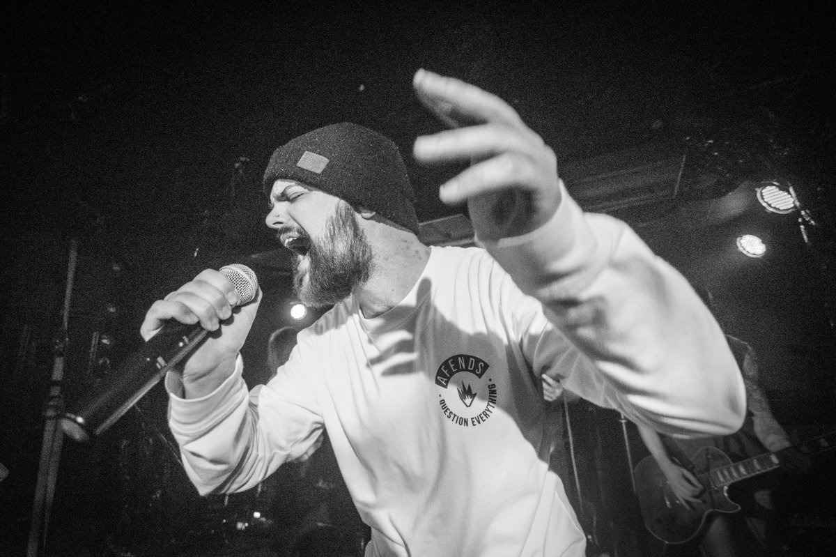 slowdescenttas's tweet photo. “With open eyes I can finally see what’s in front of me...” 🐍

12th of July, 2018 // The Brisbane Hotel, Hobart 🔥

📸: @SimHowe ✔️

#slowdescent #snakesandladders #dusktodaytour #poppunk #punkrock #punk #singer #vocalist #musician #livemusic #livegigs #gig #liveperformance https://t.co/nxaOAoPrNH
