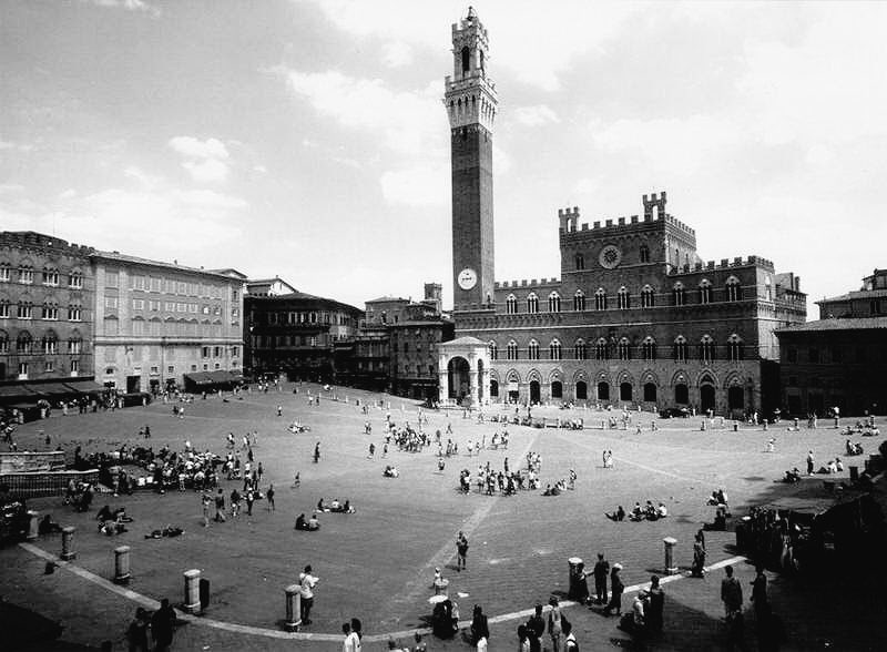 jm_buru's tweet photo. 🔶Piazza di Campo, s.XII,Siena
Pavimentada entre 1292 i 1355 amb maons vermells i 10 línies de travertí que irradien des del “gavinone” i divideixen la plaça en 9, recordant la regla des 9, Els Noveschi.
#DimartsUrbans #siena #bnw #urbanisme #square #toscana #square #piazza https://t.co/Ebh3tW0njH