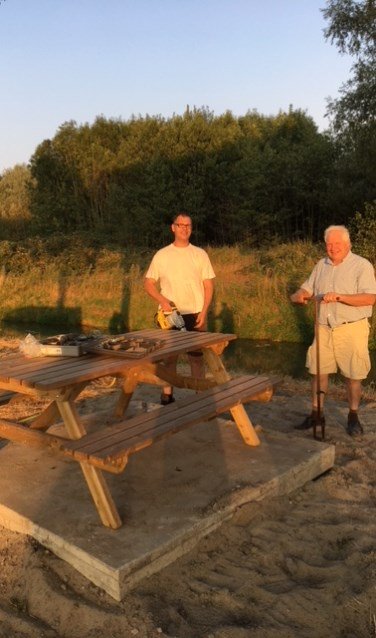 Krachten gebundeld voor rustpunt klompenpad BEUSICHEM Het welbekende klompenpad loopt ook door Beusichem. Op deze route, Beusichemsebroeksteeg, hebben de families Thomassen en Vernooij een picknicktafel beschikbaar gesteld... twib.in/l/KxyyXogL878K