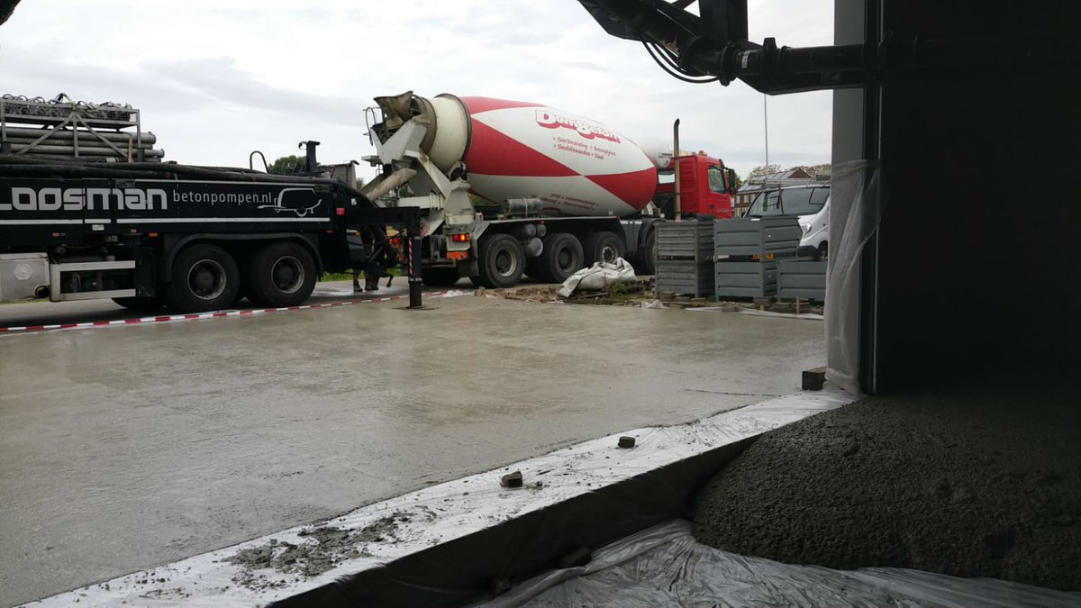 KooistraAkkrum's tweet photo. Nieuwe betonvloer. Het gaat weer mooi met @dambeton https://t.co/QhuNcxAyTo