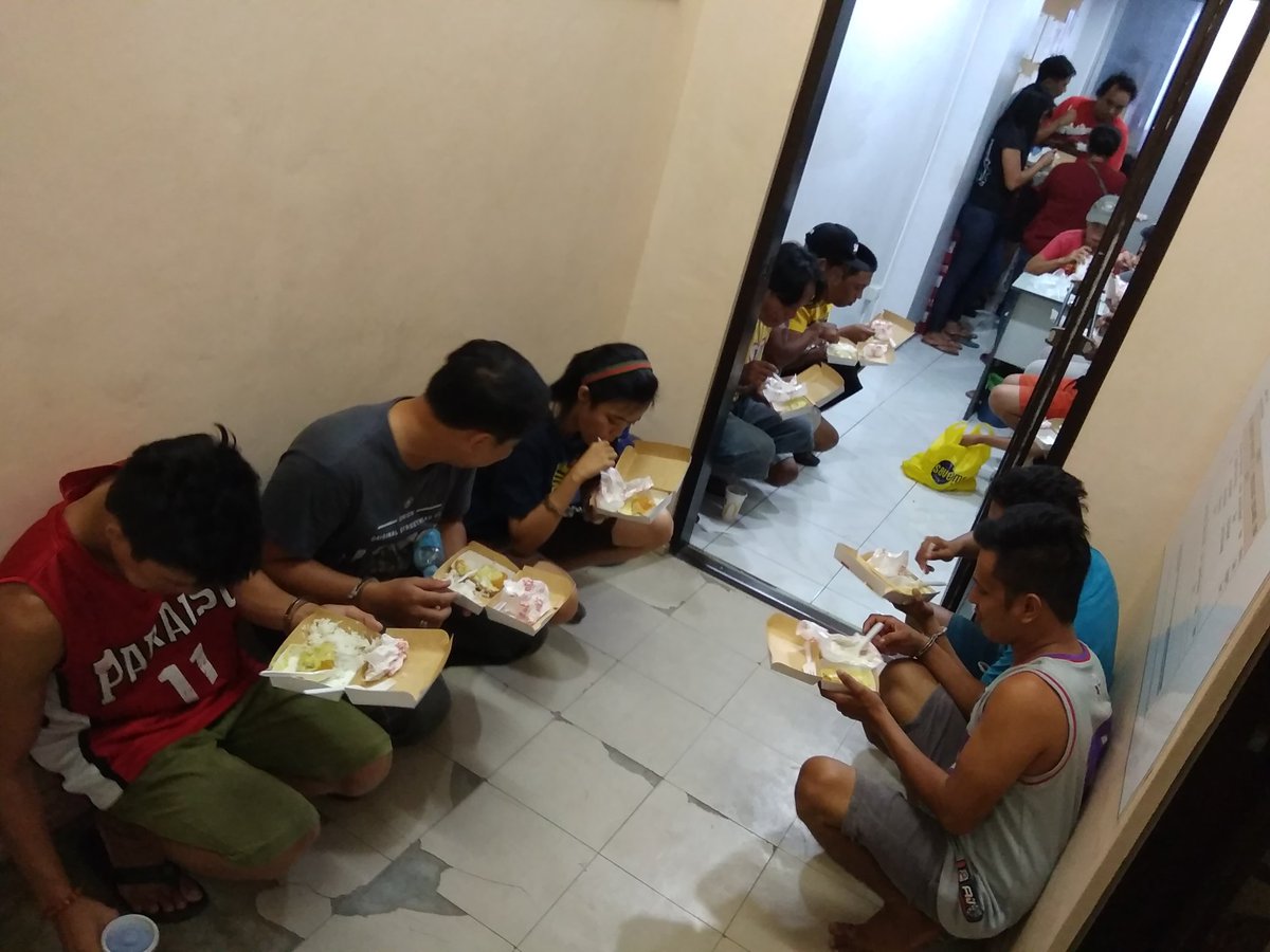 The 19 detained following the violent dispersal of the #NutriAsiaWorkersStrike eat their first meal for the day. Di sila binigyan ng pagkain. Supporters pa nagbigay ng packed lunch ngayon.
