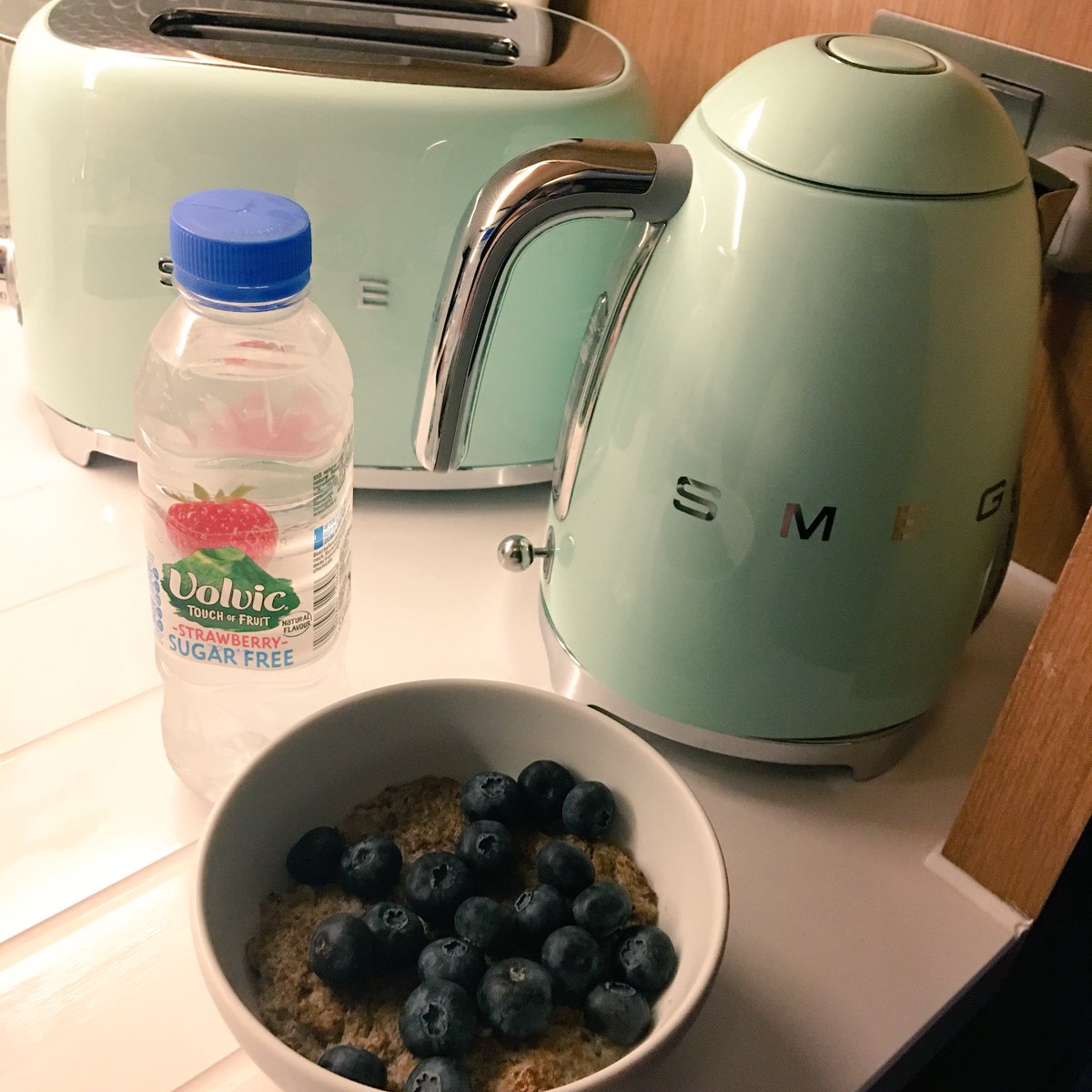 GracieVCO's tweet photo. Oh my! @CalifiaFarms - I love your stuff. ❤️ #workingaway #almond #vanilla #milk #bringyourownbreakfast #savemoney #dairyfree #mostimportantmealoftheday xx https://t.co/k1qhe26ukX