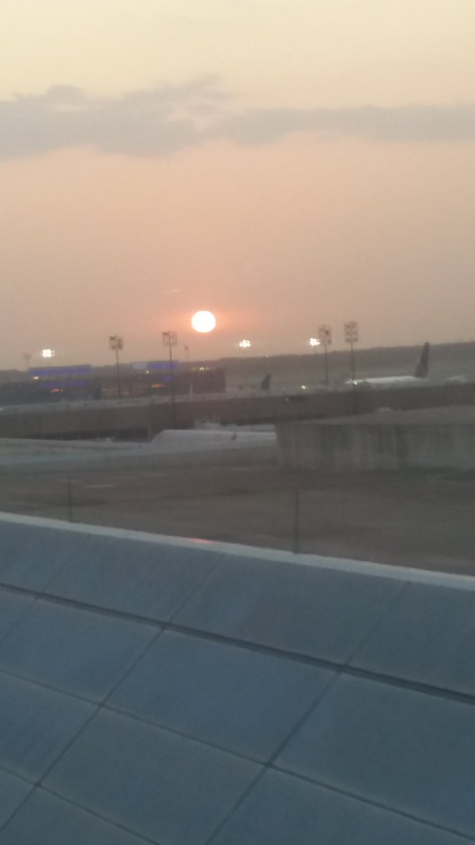 FirebratCat's tweet photo. Airport sunsets💜✈🛩 https://t.co/w2Hihgfnbc
