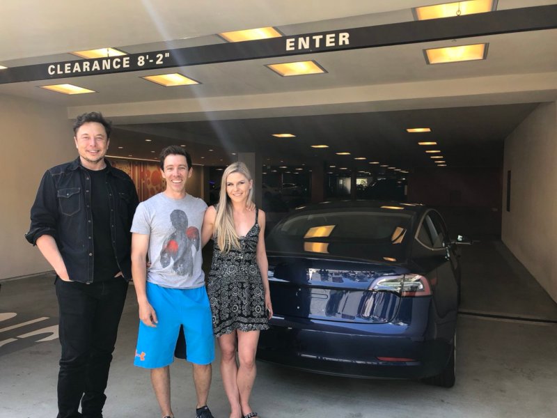 timesofindia's tweet image. Tesla chief @elonmusk personally delivers Model 3 to customer 

READ: toi.in/ITM-ta67/a24gk