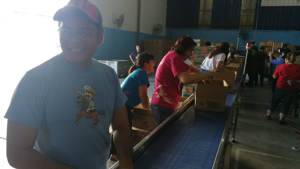 globeicon's tweet photo. LOOK! Heneral Luna's John Arcilla and the cast of GOYO Ang Batang Heneral led by Empress Schuck repack goods here at DSWD NROC. #GlobeOfGood #TimePleasePH https://t.co/L1XSyGWRAF