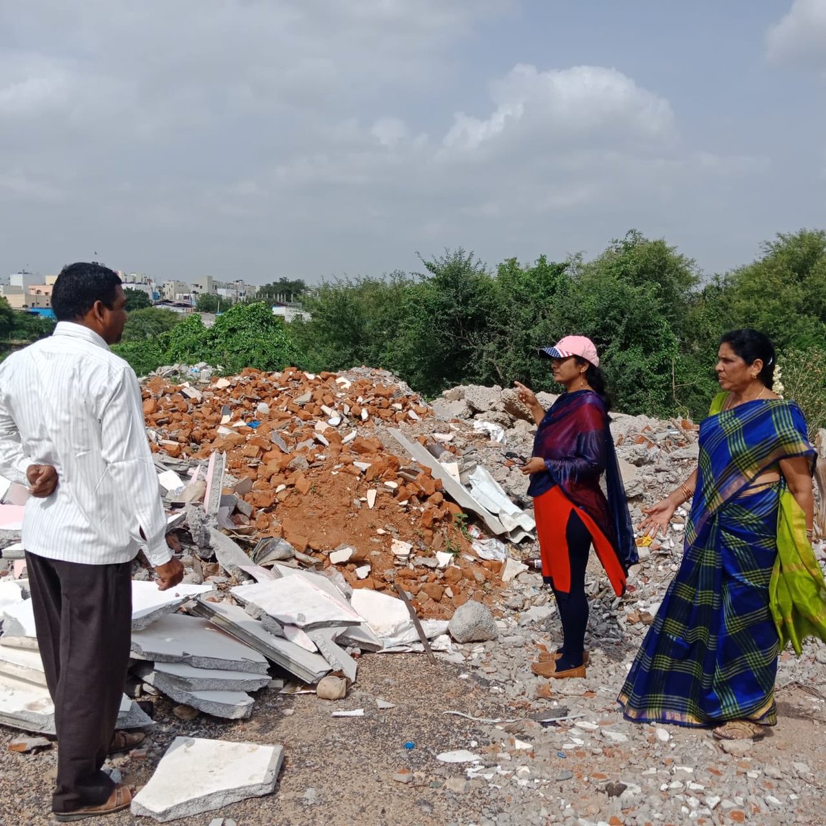 PrlsecyMAUD's tweet photo. Following instructions from Hon’ble Minister @KTRTRS, illegal debris dumping locations along the #Musi river are being identified and cleared regularly. Dy Collector Smt. Malathi garu with her team working on identifying more such points. @KTRTRS @arvindkumar_ias @ZC_Khairatabad https://t.co/iZzKtQpob3