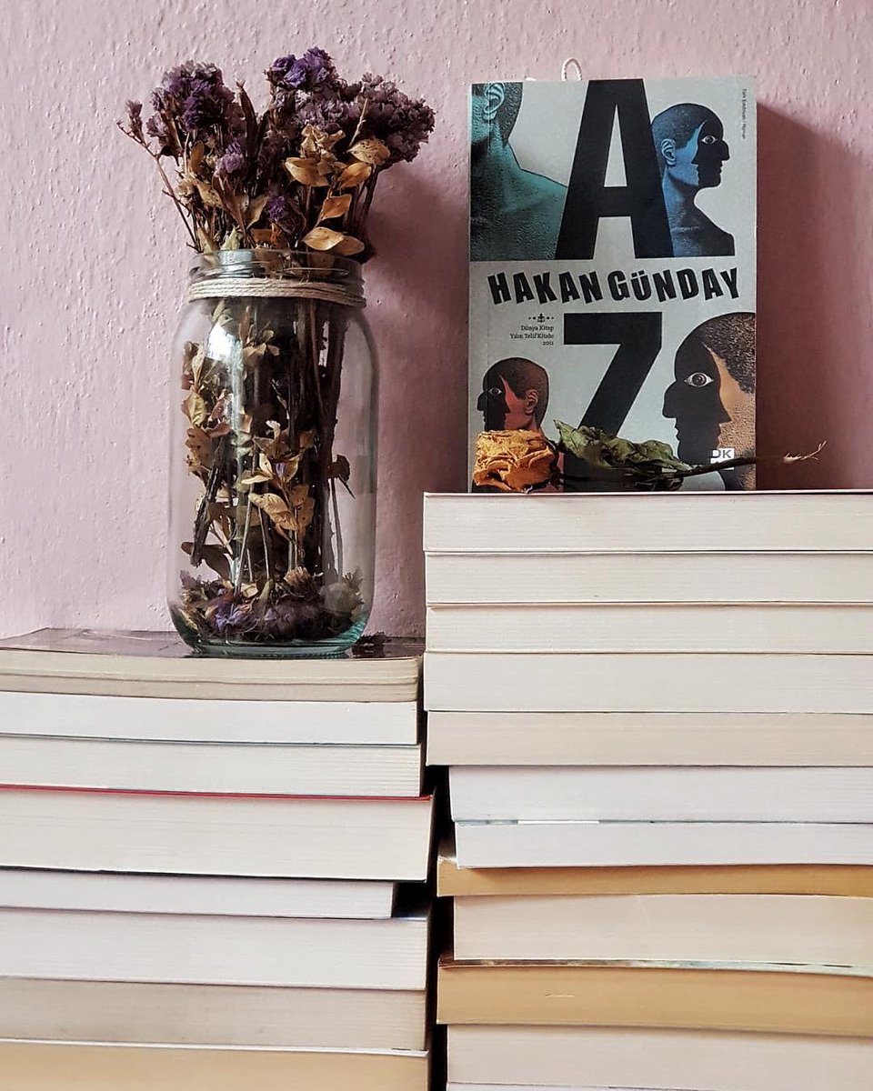 Hakan_Gunday's tweet photo. Herkesin öyle bir hikâyesi yok muydu? Başlayıp da bitiremediği. Çünkü kimsenin dinlemediği... İçine atmak, diye bir şey varken, anlatmaya ne gerek vardı? https://t.co/h0aG2cn21j