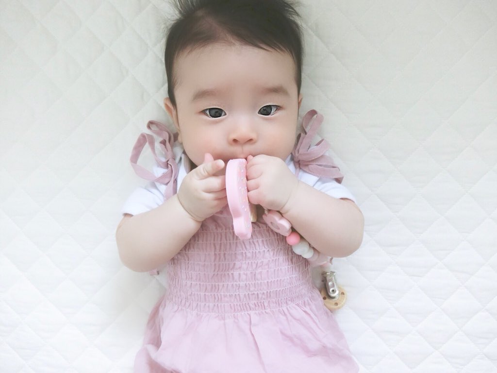 AkariBigbang's tweet photo. 撮りながらかわいい！
え！可愛い〜〜💓！！
だいぶの親バカ入ってると思う。爆

くろめがほんまにデカイ👀！！
一重やけど。笑笑😅
あかりと途中で二重になったから
まだわからんね〜〜💓

食べてるのはアイスクリーム🍨
歯固めです！ホルダー付き^ - ^ https://t.co/XIkv4jXjG4