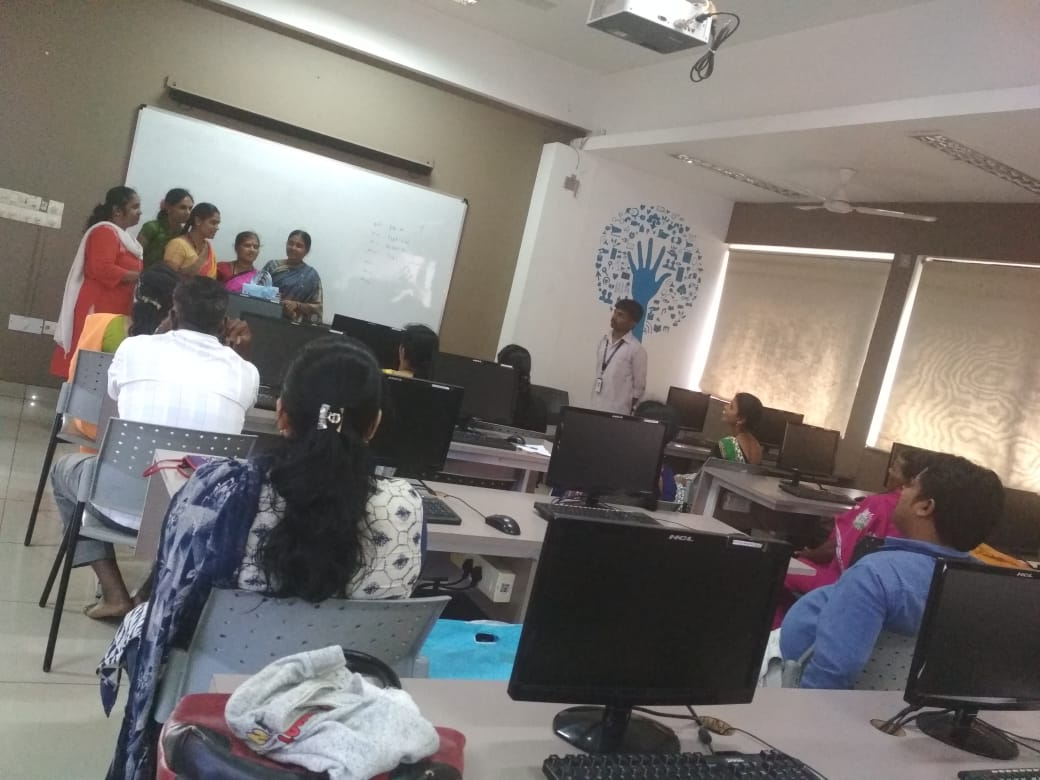 DFmicroentp's tweet photo. EDP training sessions for women entrepreneurs conducted @ Deshpande foundation. Trained on marketing, accounting &amp; digital aspects.
 #small_scale_entrepreneur
 #Navodyami
 #Deshpande_Foundation
 #navodyamiorg
 #Mentorship
#training https://t.co/JCGw1WH0eE