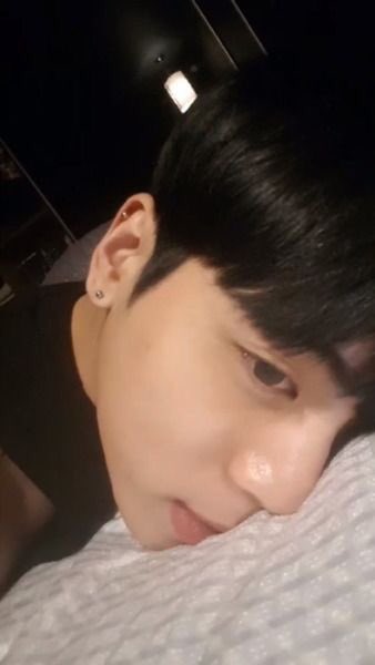 kimjyonmi's tweet photo. しばらく自分の趣味に走り回り彼の相手全くできてなかったんだけど、ようやくひと段落ついたから今日くらい彼とデートでも！と意気込みバキバキの身体に鞭打って「ごめんね最近...どっか行こ？」って誘ったら「ん～。やっと一緒にいれるのにふたりだけで居よ。」とか言われるまでが憧れのヲタ活な訳で https://t.co/bD8kuhv7gk