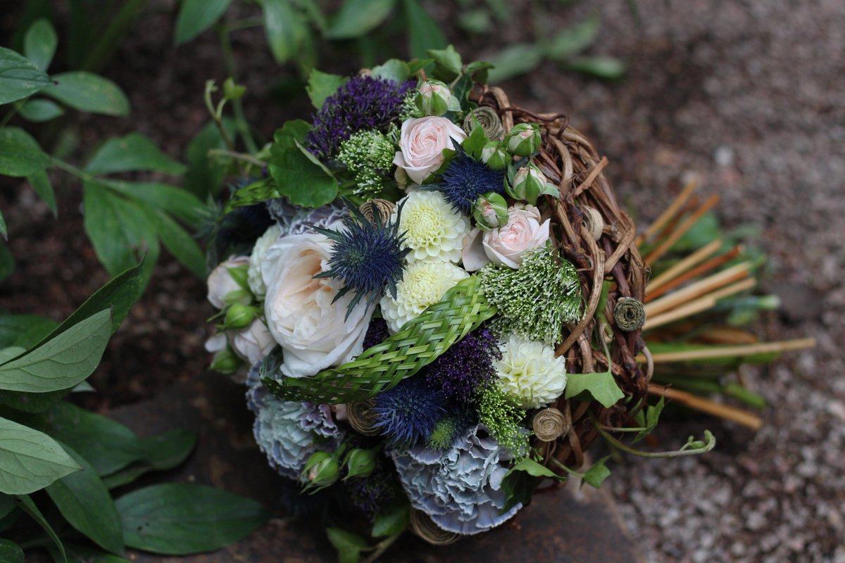 FlowersStyle's tweet image. В жаркий летний день хочется свежести и прохлады... В букетах это тоже работает)))) 😄
Нежный красавчик в оформлении каркаса из лозы
#флористика #цветочнаякомпозиция #букет #цветочныйстиль #харьков #цветы #декор #followme #шедевр #необычныйбукет #стильныйбукет #аксессуарыизцветов