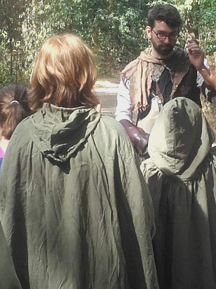 Teaching kids to fight in #LARP. <a href="/WaldritterEV/">Waldritter e.V.</a> 's vacations are the best. Very nice: nearly half of the apprentices are girls.