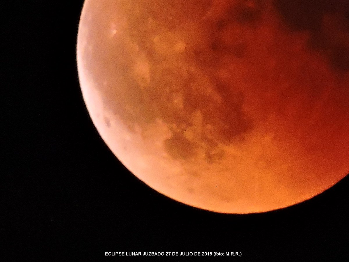 juzbadoayto's tweet photo. Los vecinos de #Juzbado disfrutamos del maravilloso #eclipse #lunar del pasado viernes 27 de julio. Por cortesía de nuestra convecina M.R.R. podemos compartir estas bellas fotografías realizadas desde nuestro municipio. #eclipsedeluna #MoonEclipse #MoonEclipse2018 https://t.co/9KWzg135TT