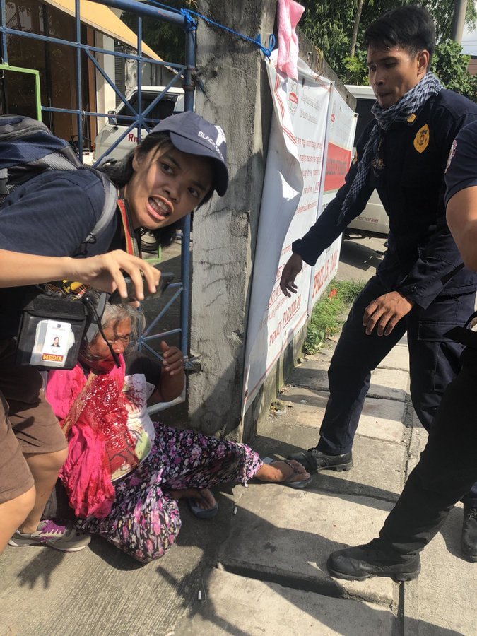 Our editorial staff Avon Ang was arrested when she tried to help the elderly woman who was hurt in the dispersal of the #NutriAsiaWorkersStrike. She is detained w/ 4 other journalists.
#FreeTheMessengers #DefendPressFreedom