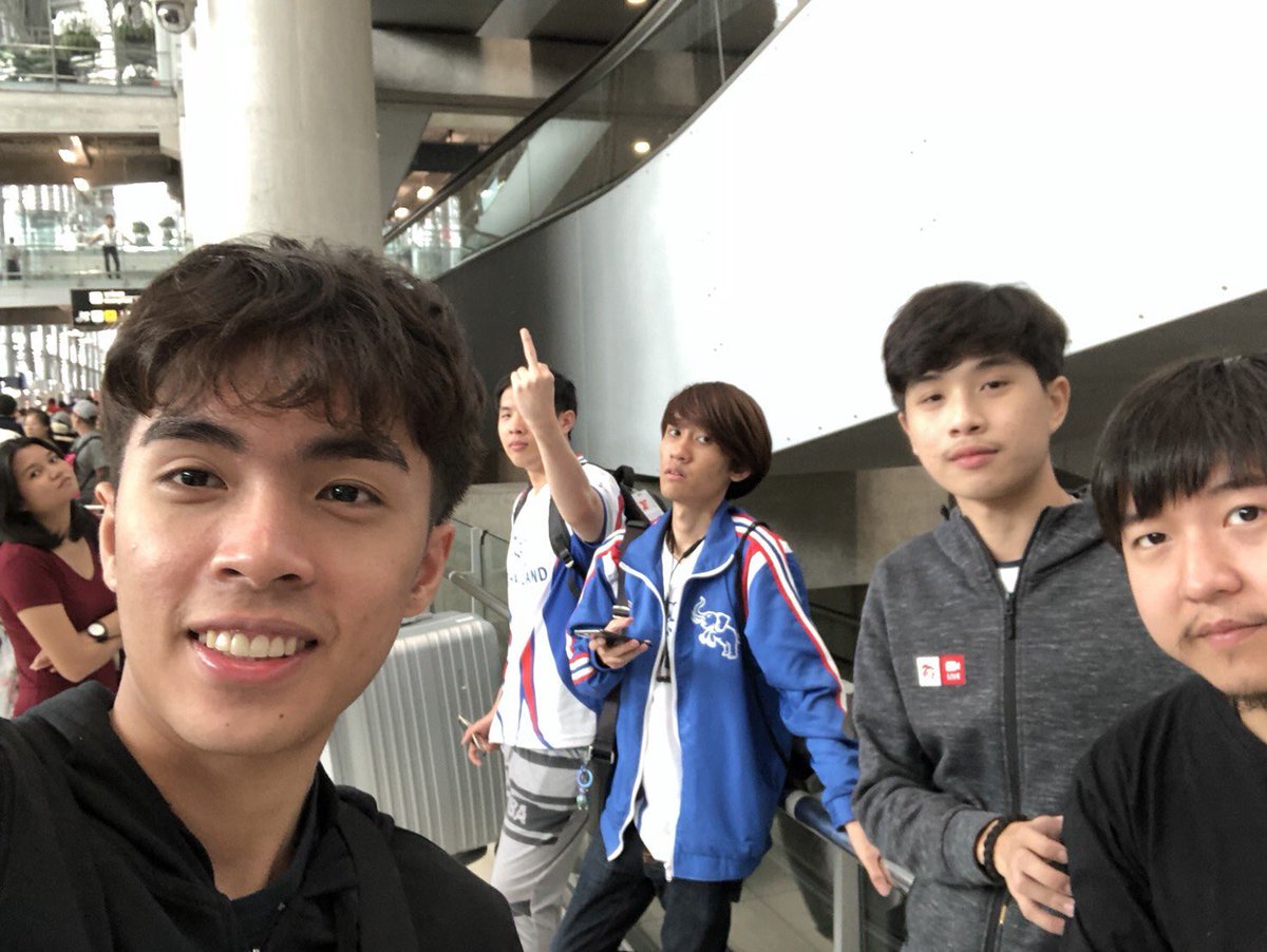 Aueiiz's tweet photo. กลับมาอยู่พร้อมหน้าพร้อมตากันสักทีน๊าา คิดถึงโมเม้นนี้ที่สุดเลย 😍😍#DebutRov #กิตงาย https://t.co/mGUJAxFmGI