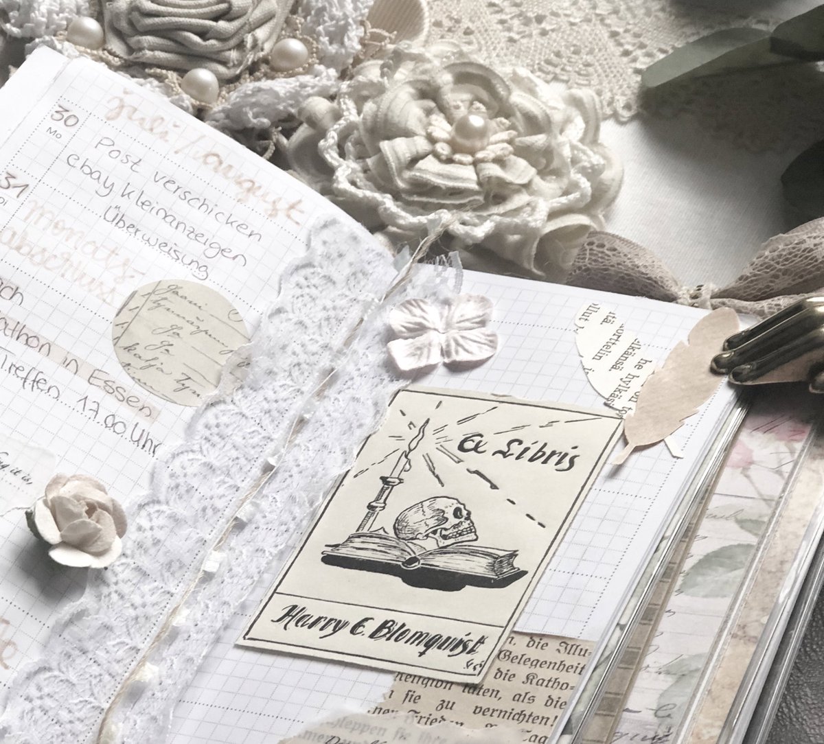 mllelaulii's tweet photo. { g e d o r i }
Details. 🌿 Hope You had a great start in the new week ♥️• #varalusikka #varalusikkabox #filolauli #vintageplanner #vintage #shabbychic #gerokreativ #vintagejournal • https://t.co/Nl5qJaw9Gb