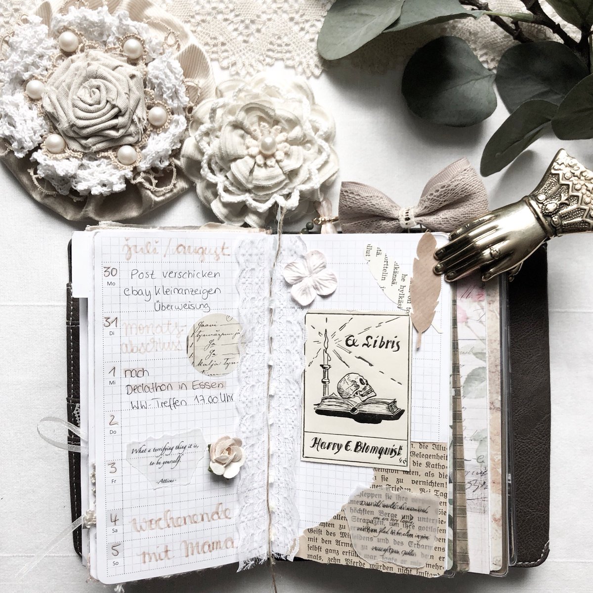 mllelaulii's tweet photo. { g e d o r i }
My current week in my #Gedori with some new stuff from the current varalusikka box 😍• #varalusikka #varalusikkabox #filolauli #vintageplanner #vintage #shabbychic #gerokreativ #vintagejournal • https://t.co/By1TGicU0E