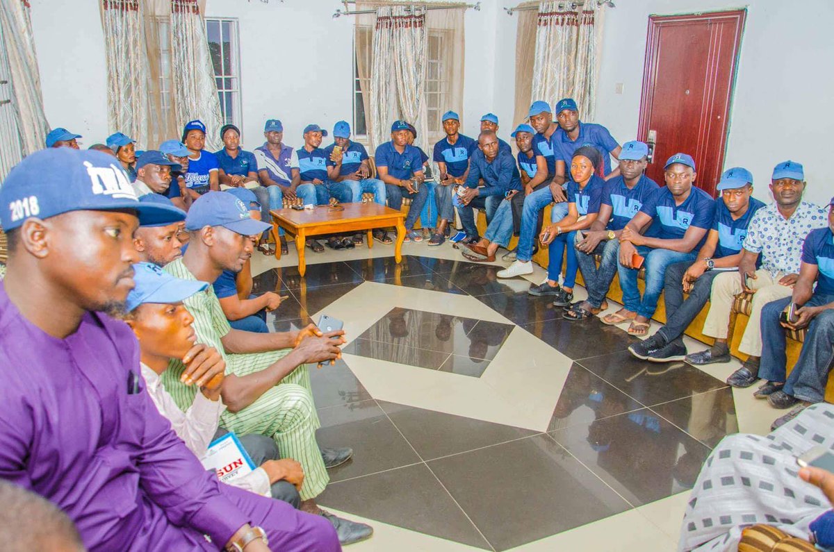alabiwale29's tweet photo. I led Team R-Connect to the Chairman of @OsunApc, Prince Adegboyega Famodun on Sunday and Speaker of the State House of Assembly, Rt. Hon @NajeemFSalaam on Monday as we unveil our project for the forthcoming Gubernatorial Poll in Osun. 👇👇👇

OMO OSUN #LetUsContinue 'WITH APC' https://t.co/QS78EXgyYe