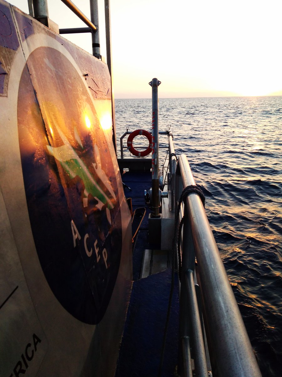 Stucamlaing's tweet photo. What an evening for heading back to port. Receivers deployed & #slinger genetics done. Great start to #CAPTOR field work. Excited to see if the #catface #rockcod tagged at #Maphelane next wk show up on the receivers. #FordWildlife @saambr @ACEP_ZA @NRF_SAIAB @ATAP_ZA @CSIR @UKZN https://t.co/4WeJM9bTFB