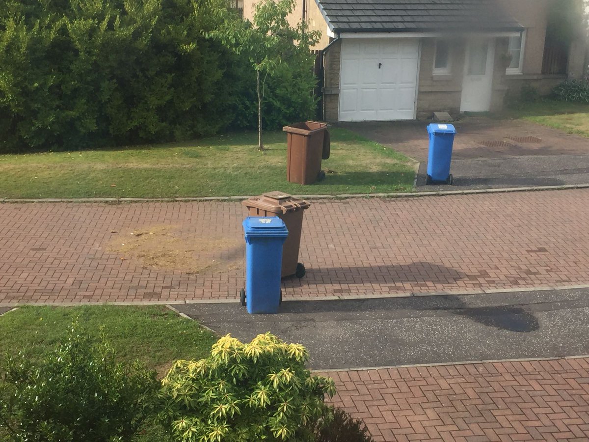mutterdougie's tweet photo. @FifeCouncil - this is not acceptable. Bin tipped when loading and now street is covered. Surely this could have been swept up!!! https://t.co/ktHhq0NxTx