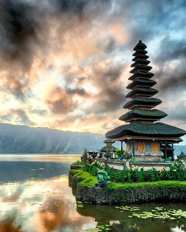 AndreVerglas's tweet photo. Can never get bored with those sunrise.
#ulunDanu #bratan #beratan #lake #temple #hdr #bali #indonesia #sunrise #clouds #mountains #hindu #hindi #asia #travel #explore https://t.co/bx0vfMnhHN https://t.co/G6IDTHDegL