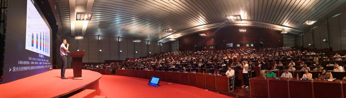 Waltonchain's tweet image. Waltonchain COO Monitor Chan presenting at the 1st China Smart Retail Conference together with Baidu, Alibaba, Tencent, JD and other industry leaders in the Shenzhen Convention and Exhibition Center. 

#Waltonchain $WTC #Blockchain #IoT #SmartRetail #Retail #Shenzhen