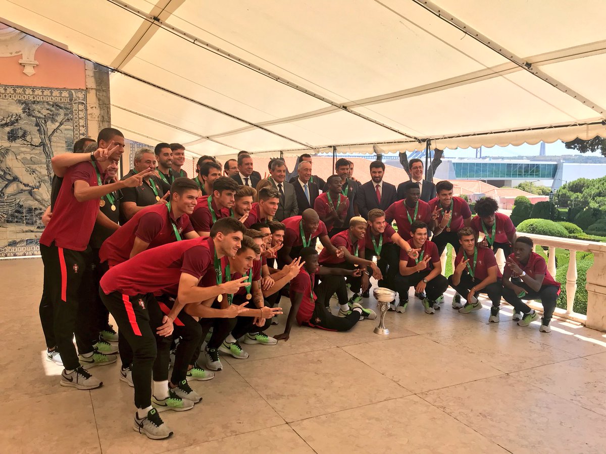 Educacao_PT's tweet photo. ME e @jprebelo_sejd na cerimónia em que o PR recebeu a seleção de sub19, campeã europeia de futebol. “Felicito-vos em nome de todos os portugueses. Portugal tem futuro!”. #campeões #Portugal #futebol #PR #belém #combatividade #resiliência 🇵🇹⚽️ https://t.co/qEdofXUBif