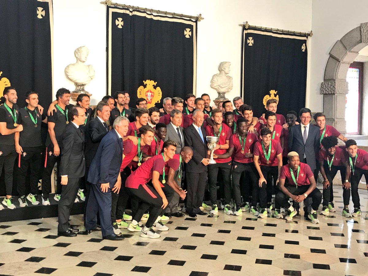 Educacao_PT's tweet photo. ME e @jprebelo_sejd na cerimónia em que o PR recebeu a seleção de sub19, campeã europeia de futebol. “Felicito-vos em nome de todos os portugueses. Portugal tem futuro!”. #campeões #Portugal #futebol #PR #belém #combatividade #resiliência 🇵🇹⚽️ https://t.co/qEdofXUBif