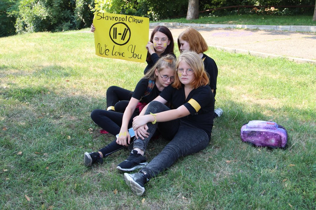 bookfortop's tweet photo. Stavropol, Russia🇷🇺
||-//
@twentyonepilots @joshuadun @tylerrjoseph @BradHeaton @JennaaJJosephh 
@sweetjumper3 @DunLaura @zackjoseph @tatumchloe @ashleyapplepie @chrizjoseph @JayDrummerBoy @JordanCDun
@RUSClique 
#clique #twentyonepilots https://t.co/4TepLJGxDl