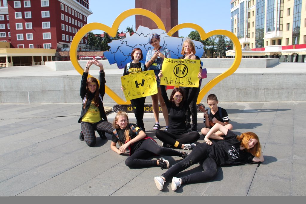 bookfortop's tweet photo. Stavropol, Russia🇷🇺
||-//
@twentyonepilots @joshuadun @tylerrjoseph @BradHeaton @JennaaJJosephh 
@sweetjumper3 @DunLaura @zackjoseph @tatumchloe @ashleyapplepie @chrizjoseph @JayDrummerBoy @JordanCDun
@RUSClique 
#clique #twentyonepilots https://t.co/4TepLJGxDl