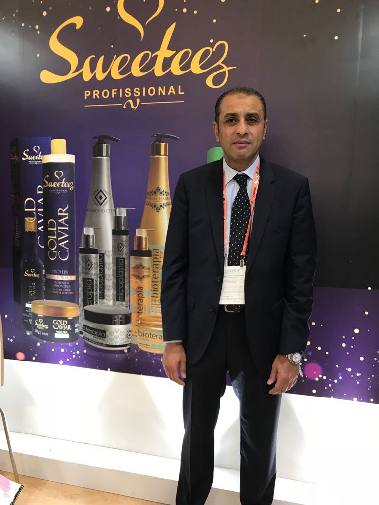 SweeteezPro's tweet image. Mr Tareq of First Cosmetics #Cosmoprof #LasVegas #SweeteezProfissional #Sweeteez #GoldCaviar #Diamondcells #Flamingo #MariaIsabel #Export #HairProduct #BeautifulHair #HairProtein #StraightHair