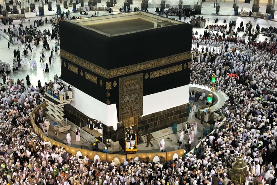TaxiUmrah's tweet photo. The Holy Kaaba was enhanced with New Cover(Kiswa), Makkah.
#umrahtaxi #cheapumrahhotels #Makkah #Medina https://t.co/ysz8BJ03rF
