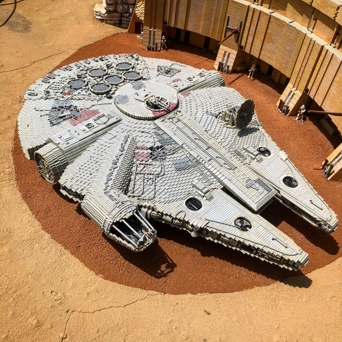 MrBookieboo's tweet photo. Now that’s a UCS Millennium Falcon #lego #starwars #legostarwars #starwarslego #starwarsfan #starwarsnerd #starwarsgeek #legocreator #legostagram #legos #legophotography #lego365 #legoman #legoaddicted #instalego #millenniumfalcon #hansolo #solo #legomillenniumfalcon https://t.co/r1P7VD6Df6
