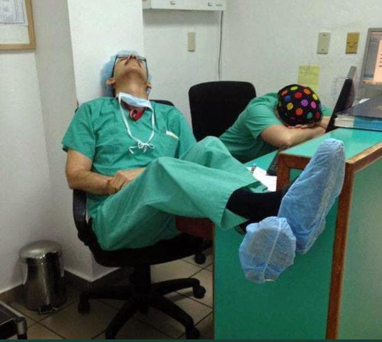 #ودك_تصير_مشهور 

آثار التعب واضحه على أطباء سعوديين بعد اجراء عملية استغرقت ٢٢ ساعه .. طبعاً لو كانت رقصة كيكي لحصدت آلاف الريتويت والاعجاب