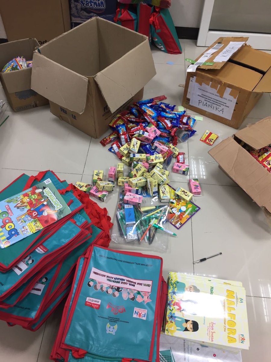 fahrivoice's tweet photo. Alhamdulillaah dapat bantuan melalui Lentera Anak Desa(LAD) dari kementrian @kpp_pa untuk programm Trauma Healing korban gempa Lombok

Kawan #Fahrian dan Tweeps semua yang ingin ikut membantu masih sangat bisa, bantuan/donasi ke rekening BNI

0631538655 an Kartika Sari https://t.co/ZGrJ7HhHky