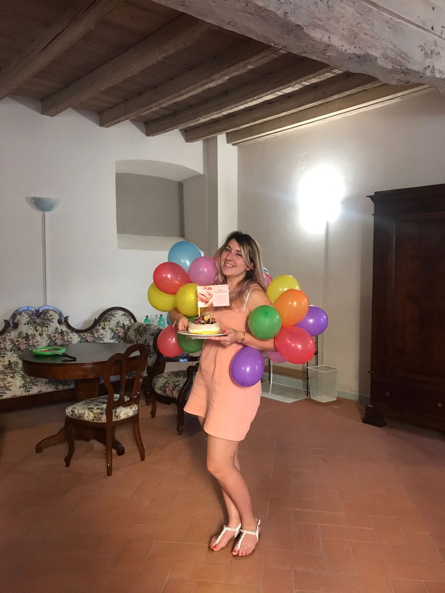 YoumoreChiari's tweet photo. Oggi si festeggia in ufficio!🎀🎉🎊🎁
Con tutto il nostro cuore auguriamo buon compleanno alla nostra Project Coordinator📝💻, che è un puro esempio della professionalità e gentilezza💕
In bocca al lupo con tutti i prossimi progetti nel futuro! ❣
"Stay hungry. Stay foolish."🌏 https://t.co/vFQsPInmnQ