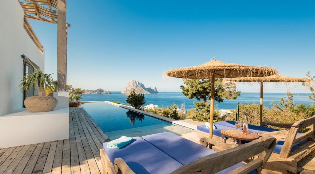 Infinity pool en villa en Ibiza bit.ly/2KeldBs