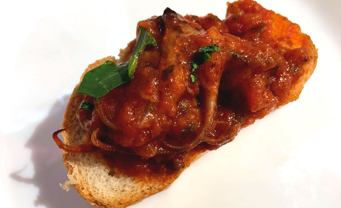 ca_eolia's tweet photo. Da #CaEolia potrai #degustare un calice di #vino accompagnato da: crostini, polpettine, taglieri, paninetti e fritti. I #cicchetti seguono la stagionalità dei prodotti e sono realizzati rispettando la #tradizione di #Venezia.
Hai già provato il #crostino con i #polipetti? https://t.co/n7tHp9Pfwh