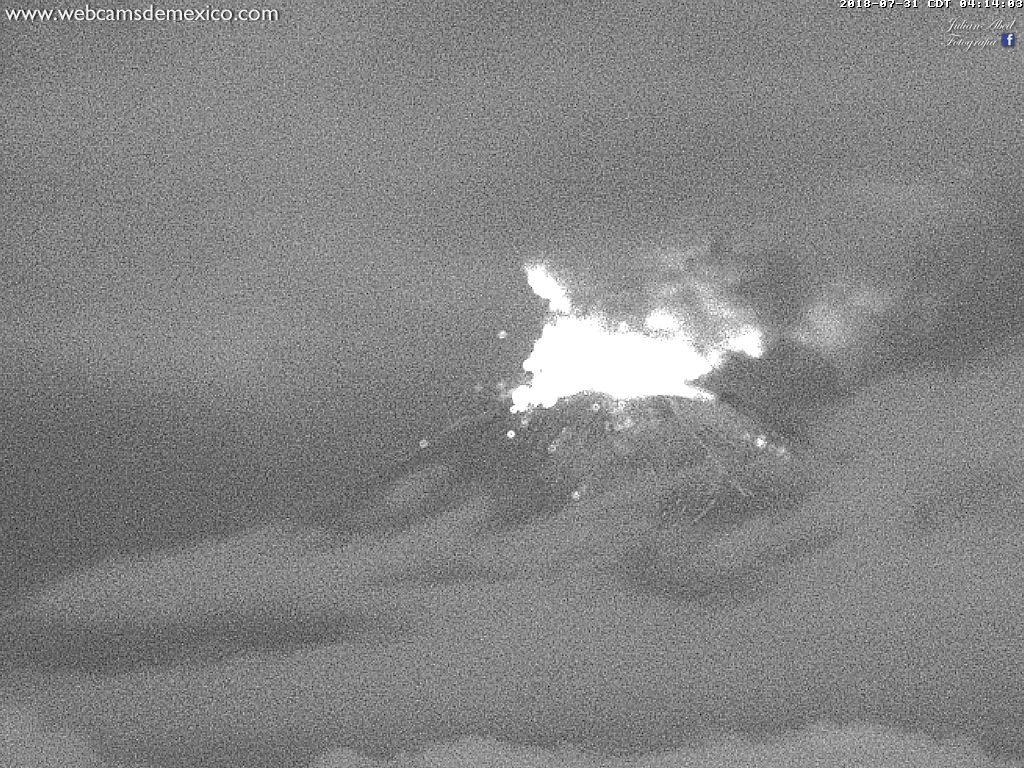 SkyAlertMx's tweet photo. Alrededor de las 3:15 h, el @Popocatepetl_MX incrementó actividad con la emisión de ceniza y fragmentos incandescentes a corta distancia del cráter.

La ceniza se dispersa hacia EdoMex - Morelos. https://t.co/9GvAkosEHx