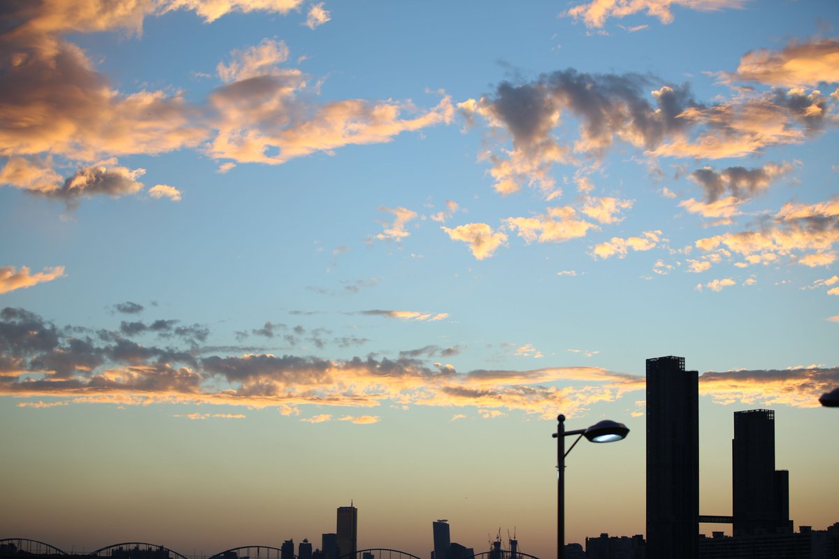 180729 송지오옴므 #틴탑 #니엘 <a href="/TEEN_TOP/">틴탑(TEEN TOP)</a> 노을이 너무 이뻐서 니엘아 뒤에 노을 봐! 했더니 뒤돌아 본 ㅠㅠ 니엘아 네가 더더이쁘고 이쁘네 ❤️