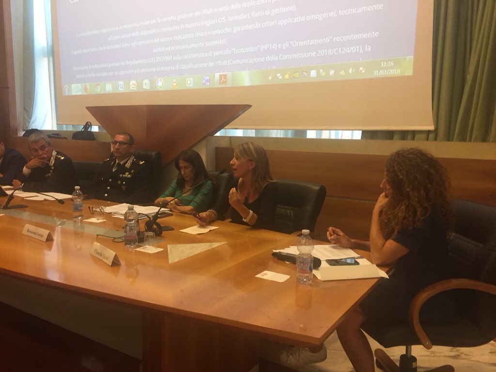 assoambiente's tweet photo. #ClassificazioneRifiuti #Ecotossico #HP14
Claudia Mensi: Da più di un anno attivo tavolo interassoviativo #FiseAssoambiente - @UTILITALIA sul tema classificazione. Le imprese che operano anche a livello europeo necessitano di criteri chiari e omogenei a livello nazionale. https://t.co/TLAaZgH6R7