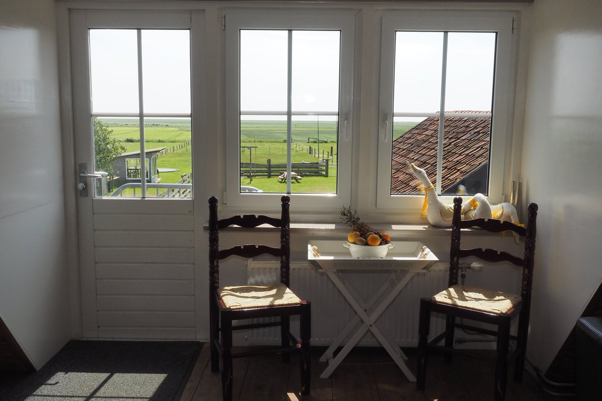 Zomervakantie halverwege. Nog vrij dit najaar de Herfstvakantie 2018 (vrijdag 12 okt - maandag 29 okt). <a href="/GroepsHuizen/">Groepsaccomodaties</a> <a href="/Accomodatie/">Groepsaccomodatie</a> <a href="/Vakantieplaats/">Vakantieplaats.nl</a> <a href="/TerugnrTerschel/">TerugnrTerschelling</a> <a href="/groepsvakantie/">Groepsreizen</a> ""Jelle's Plak"" op Terschelling. Negen 2-pers.kamers met eigen badkamer. jellesplak.nl